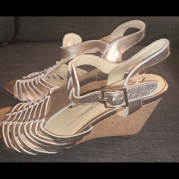 EUC ‼️Isaac Mizrahi Gold Fisherman Leather Wedge - Picture 4 of 6